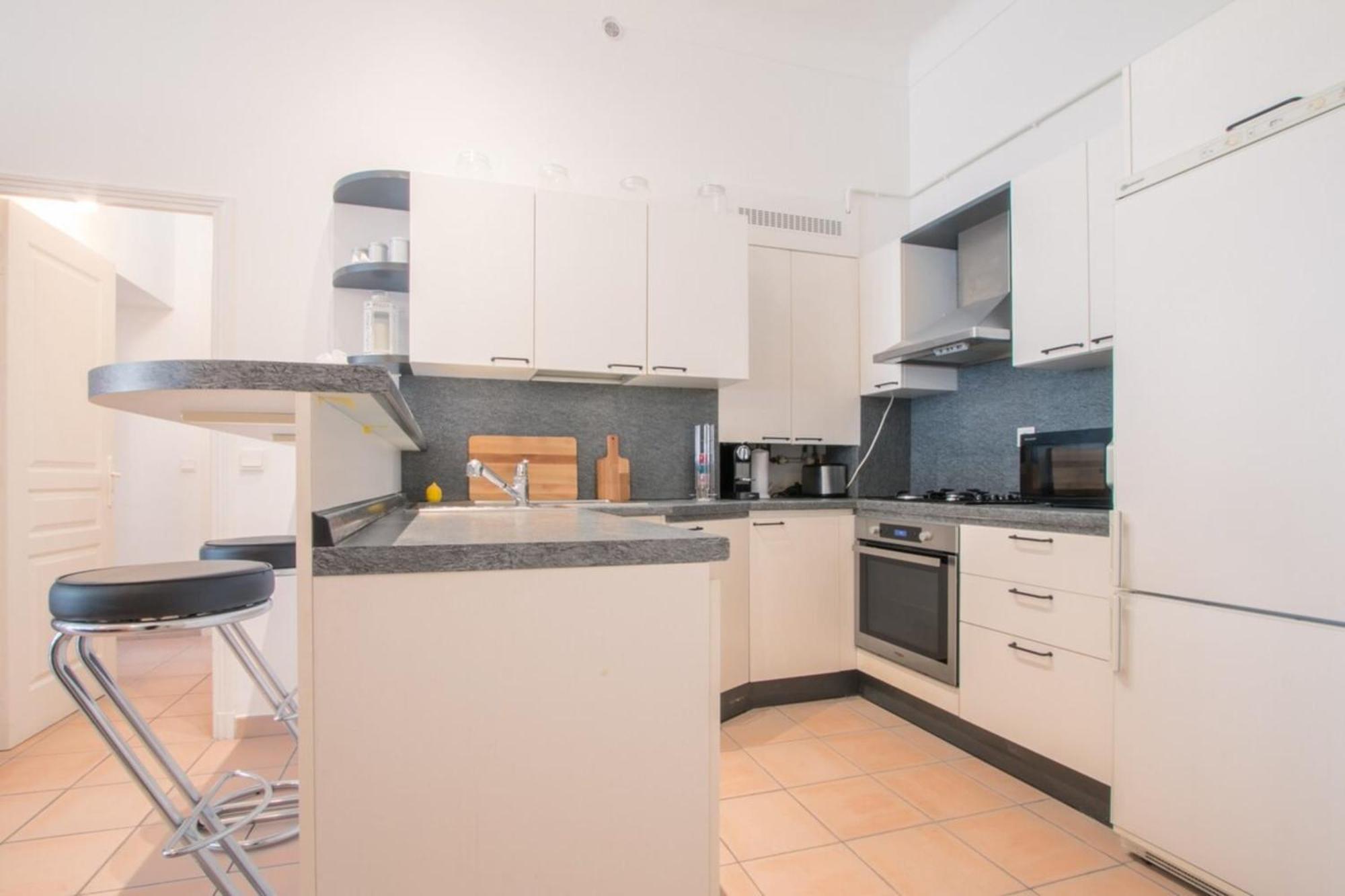 Spacious 2-Bedroom In The Centre Of Ментона Экстерьер фото